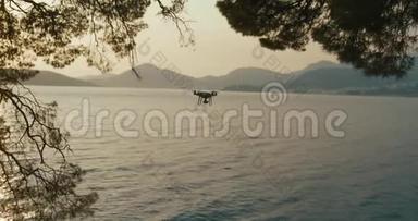 带着数码相机的四架战斗机在湖面或河流上空对着天空云飞行，数码相机就在